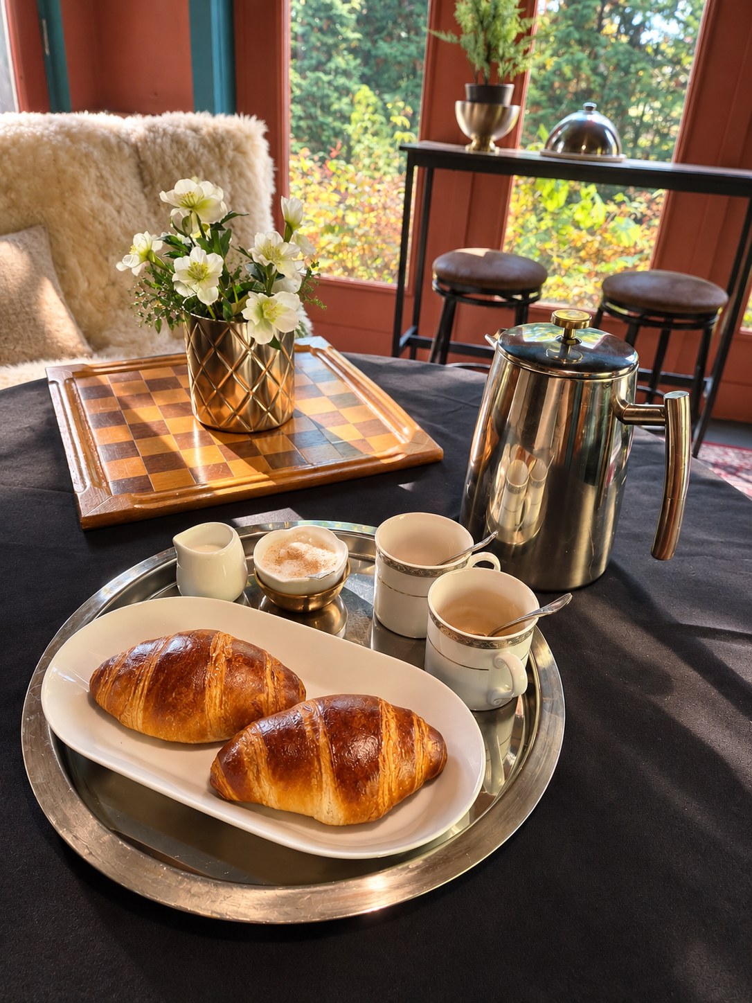 Déjeuner servi avec croissants et café