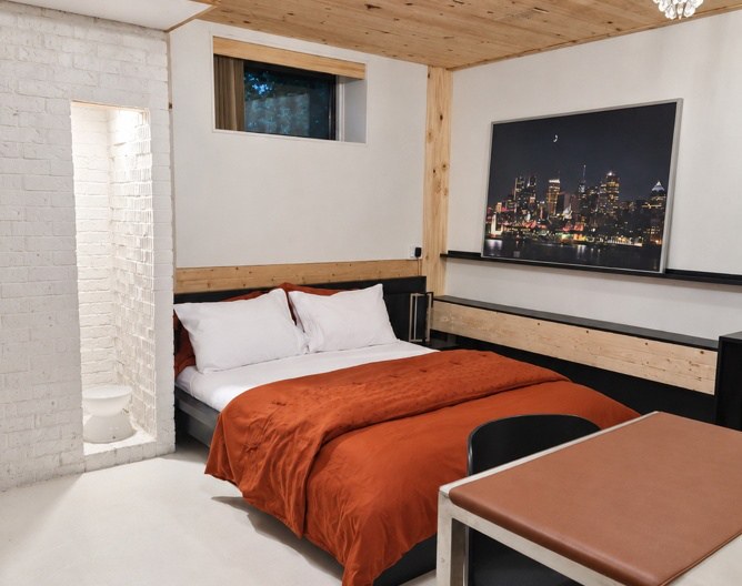 Autre vue de la chambre 1 King, avec lit et bureau